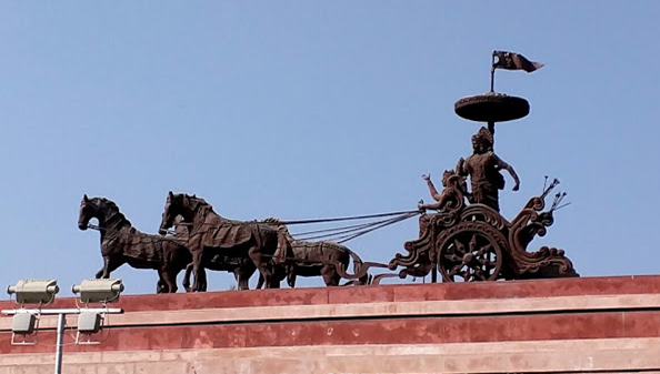 Arjuna’s chariot atop the welcome Arch